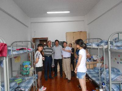 院领导们视察实习生宿舍，了解同学们的住宿及实习情况
